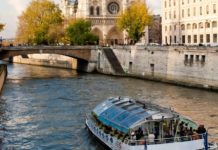 Batobus à Paris : tout savoir sur ce mode de transport insolite ! Photo d'un batobus sur la Seine à Paris