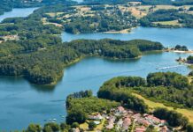 Top 15 des plus beaux lacs en Auvergne Photo aérienne du lac de Saint Etienne Cantales