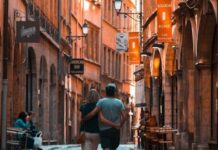Top 10 des choses à faire en couple à Lyon Couple se promenant dans le vieux Lyon