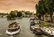 Organisez une soirée romantique sur une péniche à Paris !